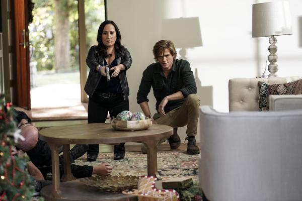 Bild 1 von 15: Matty Weber (Meredith Eaton, l.); MacGyver (Lucas Till, r.)