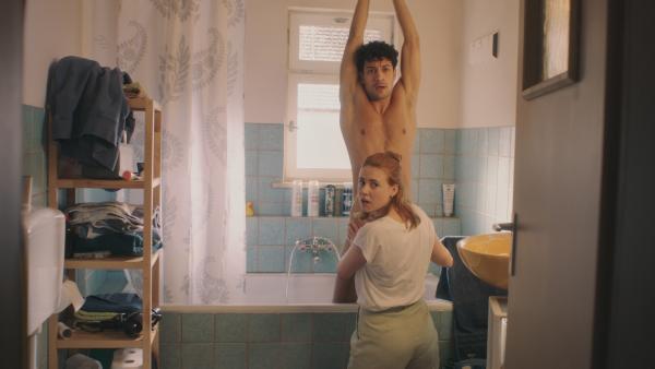 Bild 1 von 7: Bei Caro (Meriel Hinsching) und Yannik (Rojan Juan Barani) klingelt es an der Tür, in einem Moment indem sie eigentlich nicht gestört werden wollen.