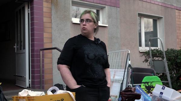 Bild 1 von 2: Jana wartet auf den Spediteur..