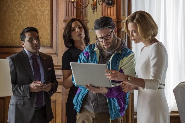Bild 1 von 7: (v.l.n.r.) Tom (Ravi Patel); Maggie Millikan (June Diane Raphael); Fred Flarsky (Seth Rogen); Charlotte Field (Charlize Theron)
