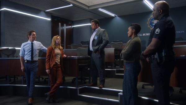 Bild 1 von 3: Officer Grey (Richard T. Jones, r.) und Officer Harper (Mekia Cox, 2. v. r.) arbeiten zusammen mit Matthew Garza (Felix Solis, M.), Brendon Acres (Kevin Zegers, l.) und Laura Stensen (Britt Robertson, 2. v. l.) vom FBI, um Informationen über die Tatverdächtige zusammenzutragen.