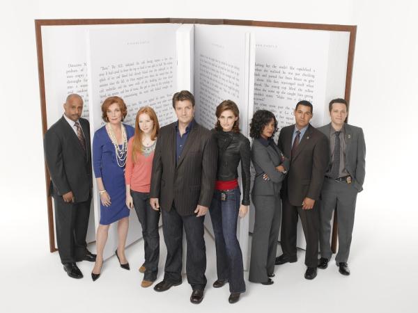 Bild 1 von 41: (2. Staffel) - Das Leben von (v.l.n.r.) Captain Roy Montgomery (Ruben Santiago-Hudson), Martha (Susan Sullivan), Alexis (Molly C. Quinn), Richard (Nathan Fillion), Kate (Stana Katic), Lanie (Tamala Jones), Javier (Jon Huertas) und Kevin (Seamus Dever) ändert sich, als zwei Morde auf exakt die Weise begangen werden, wie Castle sie in seinen Romanen schildert.