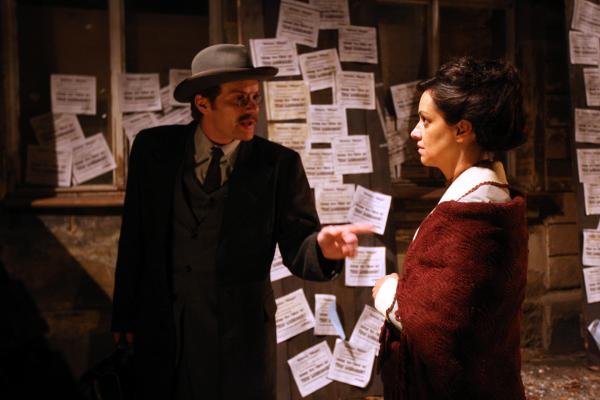 Bild 1 von 4: Rosa Luxemburg (Tereza Brodská) auf der Flucht mit Karl Liebknecht (Jastraban Adrian).