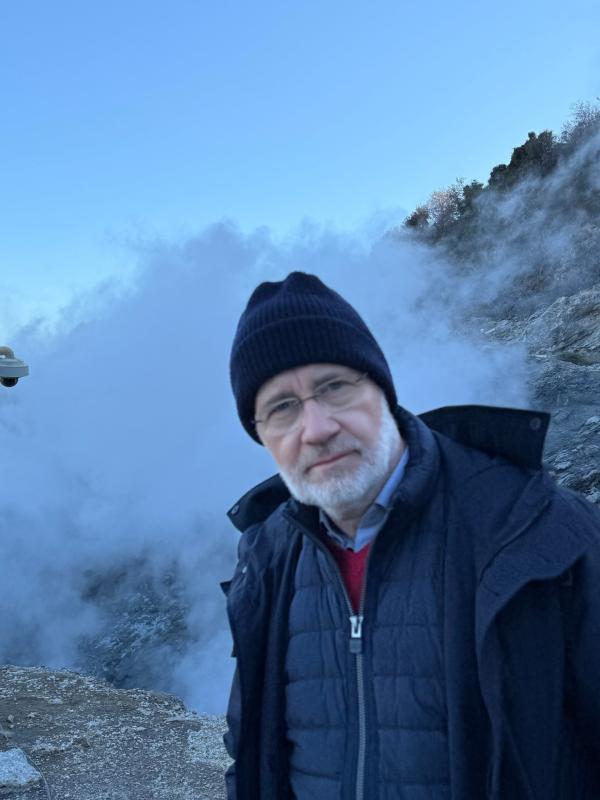 Bild 1 von 7: Harald Lesch steht auf dem Kraterrand des etwa 130 Meter hohen \