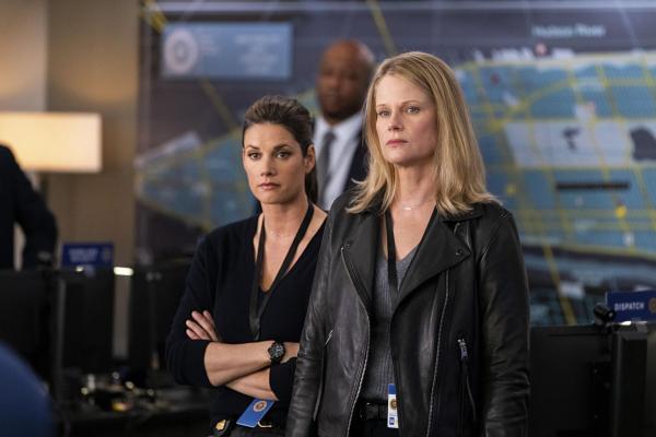 Bild 1 von 4: Special Agent Maggie Bell (Missy Peregrym, l.); Special Agent Gwen Carter (Joelle Carter, r.)