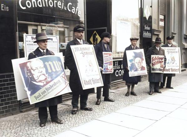 Bild 1 von 5: Im Wahlkampf setzen die Nationalsozialisten unter der Regie des späteren Propagandaministers Joseph Goebbels auf neuartige Methoden.