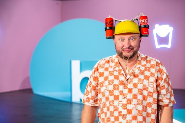 Bild 1 von 14: Sebastian Lege, Lilly Temme und Florian Reza nehmen das klebrige Geschäft von Coca Cola auseinander und decken die miese Masche hinter der zuckerfreien Cola Alternative auf.