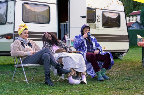 Bild 1 von 3: Sara (Victoria Findlay), Jo (Jobel Mokonzi) und Tim (Paul Lux) am Morgen vor dem Wohnwagen.