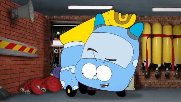 Bild 1 von 3: Kalli bewundert das Können der Feuerwehren und, schwupps, steht Kalli-Feuerwehr neben all den anderen Feuerwehren im Spritzenhaus.