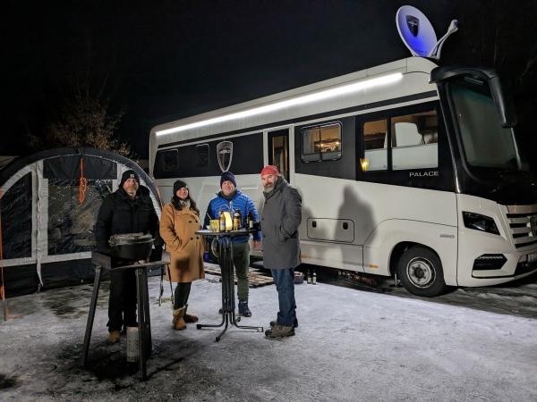 Bild 1 von 6: Grillen bei Minustemperaturen - echte Camper lieben das.