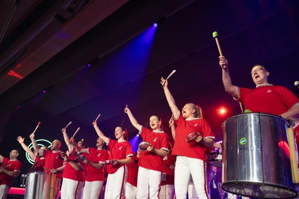 Bild 1 von 28: Trommelwirbel und Hände in die Luft: Die Sambistas heizen auf der Bühne ein.