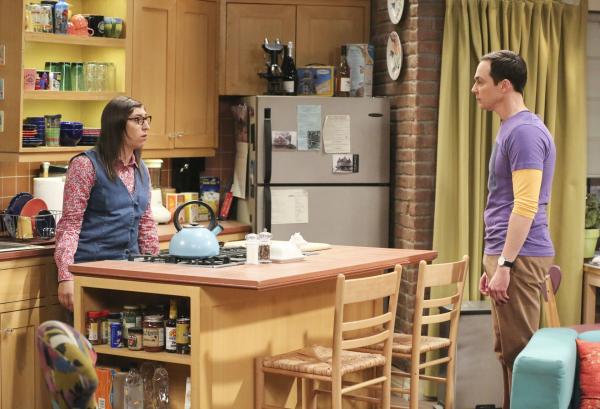 Bild 1 von 10: Wird Amy (Mayim Bialik, l.) ein Angebot von Wil Wheaton annehmen und Sheldon (Jim Parsons, r.) damit vor den Kopf stoßen?