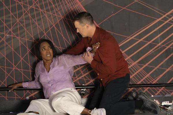 Bild 1 von 9: Athena Grant (Angela Bassett, l.); Bobby Nash (Peter Krause, r.)