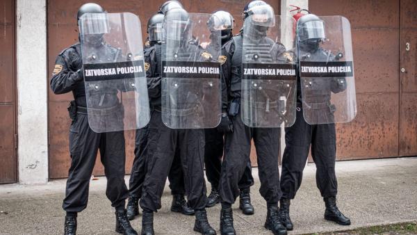 Bild 1 von 2: Das Training der Wärter findet gezielt abseits der Gefängnismauer statt um ihre Einsatz-Strategie geheim zu halten. Ein Teil der Spezialeinheit der Gefängnis-Polizei ist immer in Bereitschaft, falls es zu Ausschreitungen oder Schlägereien kommt. Zu ihren Waffen zählen Schutzschild, Handschellen und ein Schlagstock.