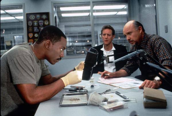 Bild 1 von 8: Zurück in Beverly Hills mischt Axel (Eddie Murphy, l.) seine Polizei-Kollegen Billy (Judge Reinhold, M.) und Joe (Hector Elizondo, r.) auf. Und seine unüblichen Ermittlungsmethoden stoßen nicht immer auf Verständnis ...