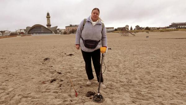Bild 1 von 3: Sandra ist mal wieder am Warnemünder Strand auf Schatzsuche. Diesmal hat es die 41-jährige auf Münzen abgesehen und sich mit einem Metalldetektor ausgerüstet.