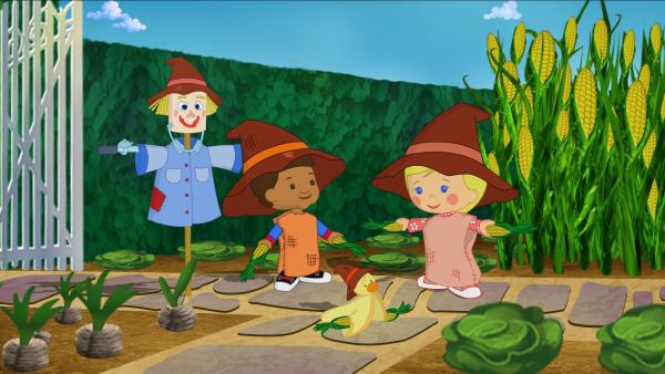 Bild 1 von 4: Hamid, QuackQuack und Zoé haben sich als Vogelscheuchen verkleidet, um die hungrigen Krähen zu verscheuchen.