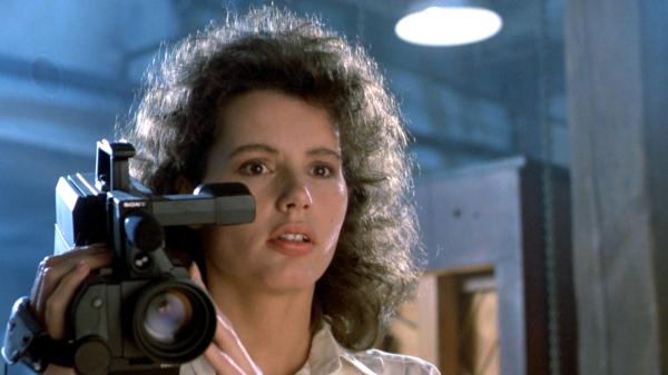 Bild 1 von 4: Reporterin Veronica Quaife (Geena Davis) will über Seth Brundle und dessen Teleportationsmaschine berichten