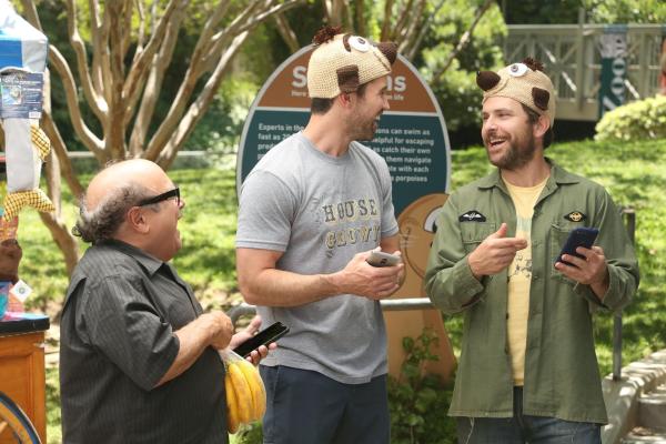 Bild 1 von 8: (v.l.n.r.) Frank Reynolds (Danny DeVito); Mac (Rob McElhenney); Charlie Kelly (Charlie Day)