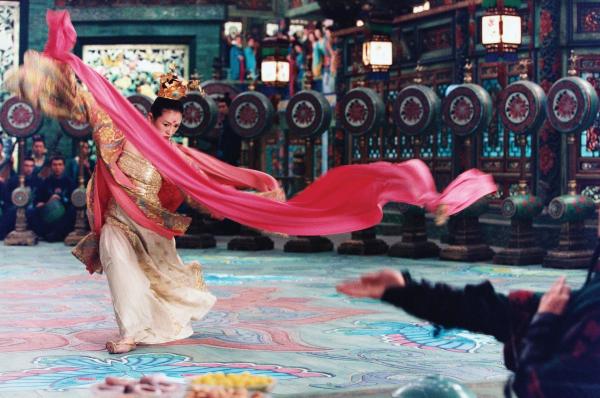 Bild 1 von 19: Die Polizei hegt den Verdacht, dass Mei (Zhang Ziyi), die bildschöne neue Tänzerin im Luxusbordell Peony Pavillon, die Tochter des ermordeten Anführers der Rebellenarmee \