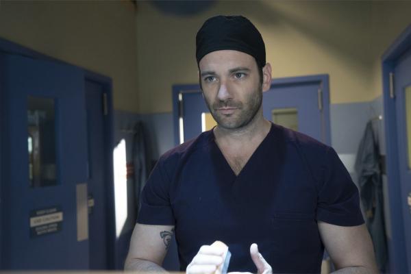 Bild 1 von 10: Colin Donnell as Dr. Connor Rhodes -- (Photo by: Elizabeth Sisson/NBC)