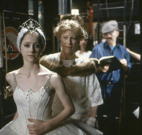 Bild 1 von 2: Anna (Silvia Seidel) ist kurz vor ihrem Auftritt als einer der \