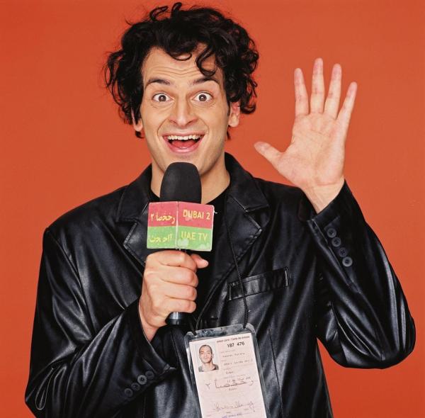 Bild 1 von 12: TV-Reporter Tarek ab del Kalek (Kaya Yanar) berichtet für den Fernsehsender Dubai 2 aus Deutschland.