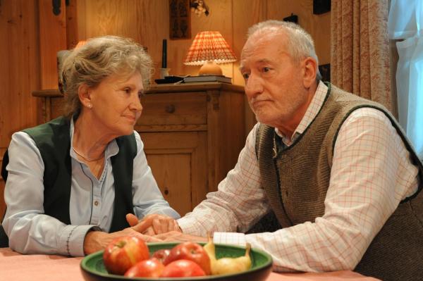 Bild 1 von 10: Hildegard (Antje Hagen, l.); Alfons (Sepp Schauer, r.)