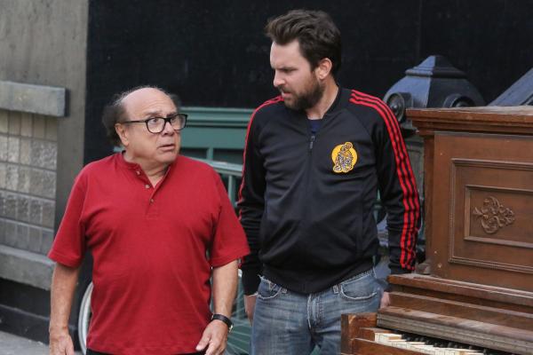 Bild 1 von 8: Frank Reynolds (Danny DeVito, l.); Charlie Kelly (Charlie Day, r.)