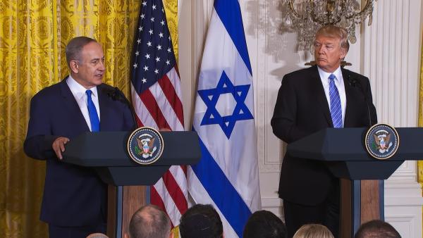 Bild 1 von 5: 2018 überzeugt Benjamin Netanjahu US-Präsident Trump, aus dem Iran-Abkommen auszusteigen.