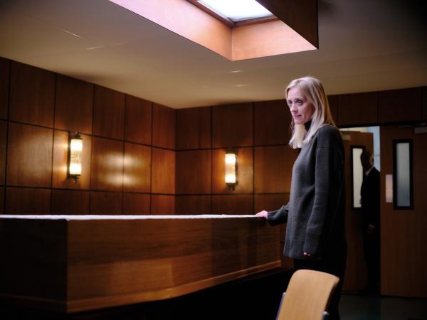 Bild 1 von 4: Susannah (Anne-Marie Duff) glaubt nicht, dass ihre Tochter ermordet wurde.