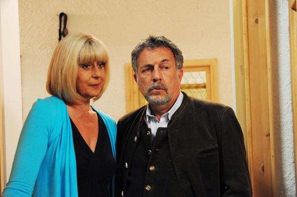 Bild 1 von 11: Charlotte (Mona Seefried, l.); Julius (Michele Oliveri, r.)