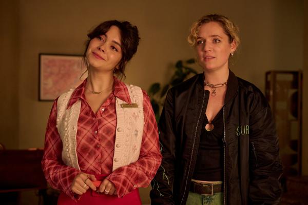 Bild 1 von 5: Ohne Millie (Tamara Romera Ginés, l.) und Adriana (Stella Goritzki, r.) würde im Prinzenhof gar nichts laufen.