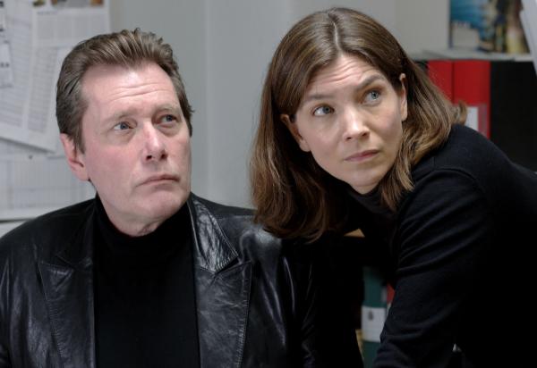 Bild 1 von 11: Irene Huss (Angela Kovacs) und ihr Kollege Jonny Blom (Dag Malmberg) arbeiten an einem verzwickten Fall.