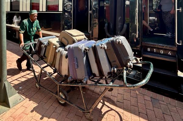 Bild 1 von 4: Südafrika: Im Bahnhof von Rovos Rail in Pretoria wird für die dreitägige Reise nach Durban geladen.