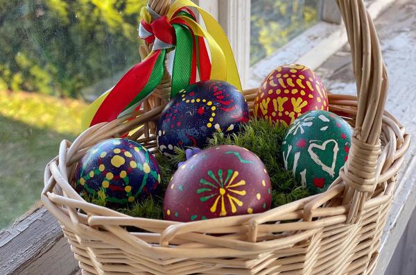 Bild 1 von 4: In Litauen hat die Gestaltung von Ostereiern mit der Wachstechnik Tradition.