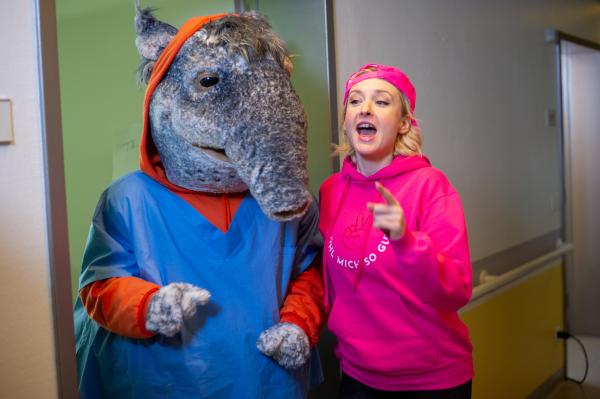 Bild 1 von 9: TanzTapir trifft Kid Clio. Sie bringt Freude ins Krankenhaus mit ihrem Song \