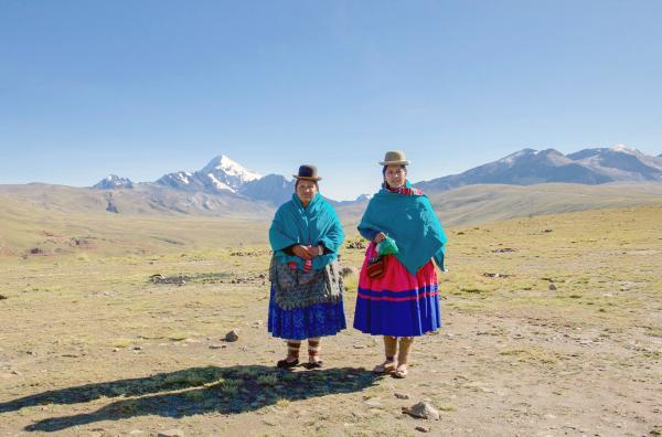 Bild 1 von 6: Ana-Lia Gonzales (re.) und ihre Mutter Dora (li.) wollen den 6.088 Meter hohen Huayna Potosí besteigen. Die beiden Frauen aus dem Volk der Aymará tragen auch beim Klettern ihren Rock -- die \