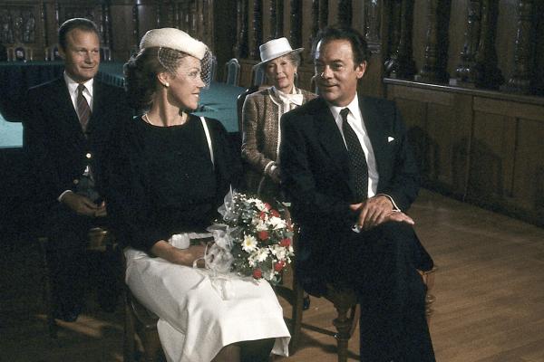 Bild 1 von 1: Selbst bei der standesamtlichen Trauung mit Christa (Gaby Dohm, l.) geht Prof. Brinkmann (Klausjürgen Wussow, r.) noch immer der Fall durch den Kopf, der ihn so sehr beschäftigt.