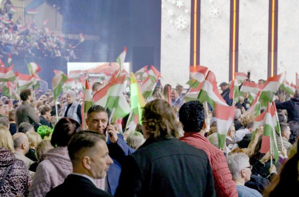 Bild 1 von 3: Auf Viktor Orbáns Wahlkampf-Event gehört die ungarische Flagge zur Pflichtrequisite.