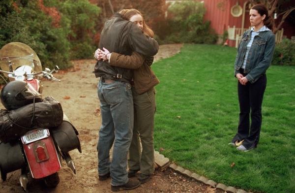 Bild 1 von 13: Rory (Alexis Bledel, M.) ist begeistert, als ihr Vater Christopher (David Sutcliffe, l.) unerwartet in Stars Hollow auftaucht. Doch bei Lorelei (Lauren Graham, r.) sorgt die Rückkehr nicht nur gefühlsmäßig für ein Chaos ...