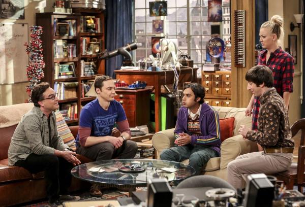 Bild 1 von 17: Die Nerds haben ein neues Spiel für sich entdeckt, das ihnen ihm wahrsten Sinne des Wortes den Atem raubt: (v.l.n.r.) Leonard (Johnny Galecki), Sheldon (Jim Parsons), Raj (Kunal Nayyar), Penny (Kaley Cuoco) und Howard (Simon Helberg) ...