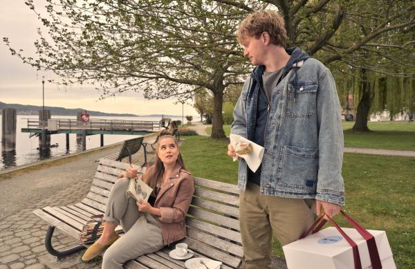 Bild 1 von 5: Mattes (Lucas Prisor) ist gleich interessiert, als ihm Judith (Anne-Marie Lux) am Seeufer ins Auge fällt. Da ahnt er noch nicht, dass sie Gast seiner Eltern ist.