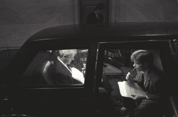 Bild 1 von 1: Präsident Bill Clinton (Amtszeit 1993-2001) und sein Berater George Stephanopoulos besprechen in der Präsidentenlimousine ein Statement. Das aktuelle Modell des gepanzerten Fahrzeugs ist unter dem Spitznamen \