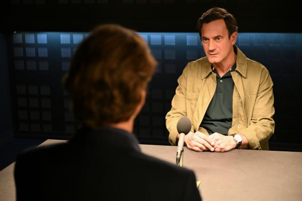 Bild 1 von 9: Im Verhör mit Caspar Bergmann (Thomas Heinze, l.) beteuert Peter Fuchs (Sönke Möhring, r.) seine Unschuld.