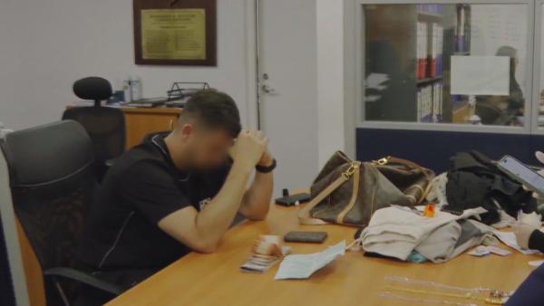 Bild 1 von 3: Ein Verdächtiger wird im Büro der chilenischen Anti-Drogenbrigade verhört - Geldscheine und persönliche Gegenstände liegen bereits auf dem Tisch.