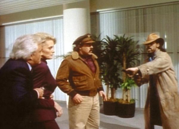 Bild 1 von 12: Der Kopfgeldjäger Colton (Richard Lawson, r.) hat Francine (Constance Towers, 2.v.l.) und Dalton (Bruce McGill, M.) gestellt.