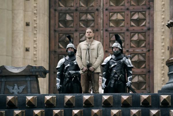 Bild 1 von 9: Arthur (Charlie Hunnam, M.)
