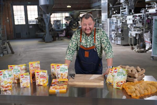 Bild 1 von 8: Sebastian Lege deckt die Tricks von Unilever auf. Langnese, Pfanni oder Knorr - alles Marken des Großkonzerns. Was steckt wirklich in den Produkten? Produktentwickler Lege baut die berühmten Lebensmittel nach.