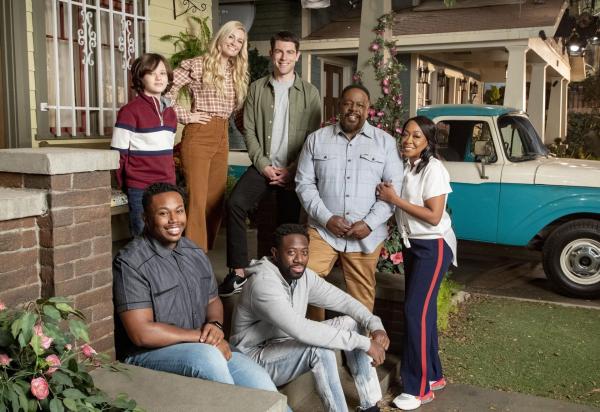 Bild 1 von 13: (im Uhrzeigersinn) Grover Johnson (Hank Greenspan); Gemma Johnson (Beth Behrs); Dave Johnson (Max Greenfield); Calvin Butler (Cedric the Entertainer); Tina Butler (Tichina Arnold); Malcolm Butler (Sheaun McKinney); Marty Butler (Marcel Spears)